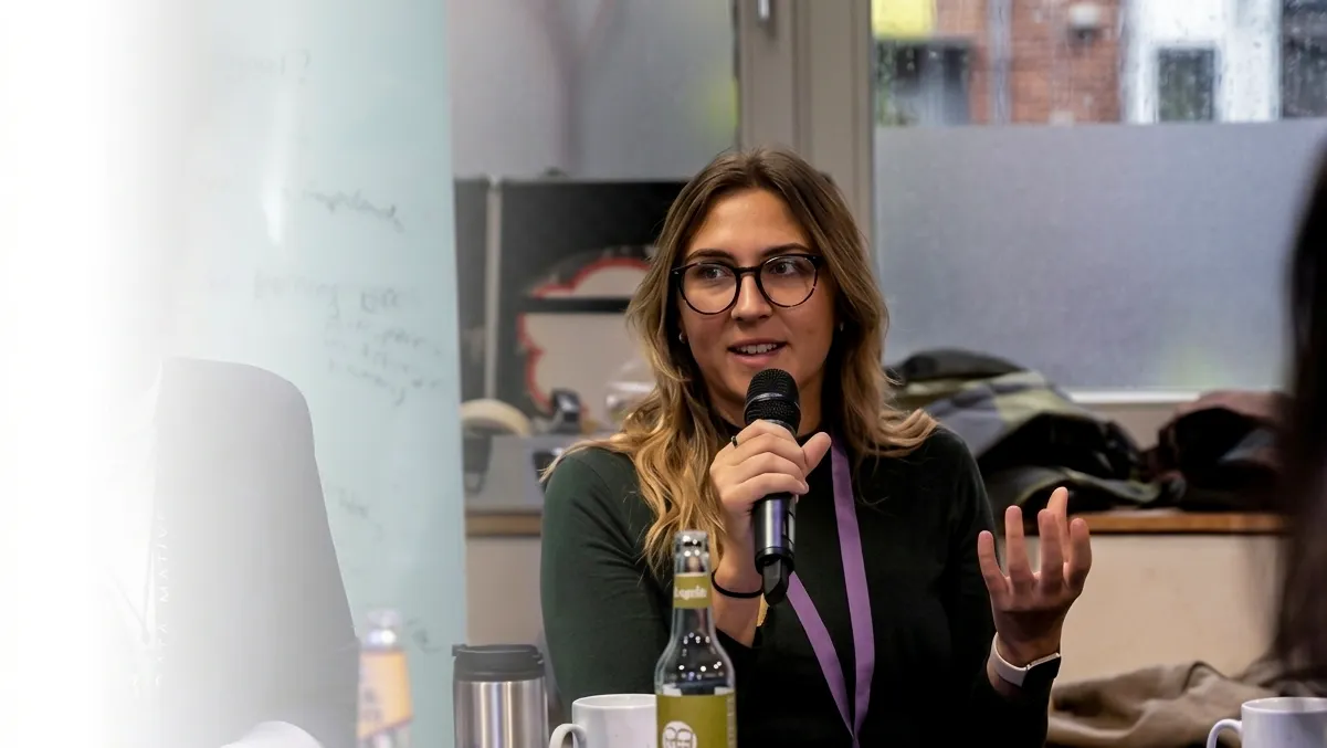 Lea Reinhart im Gespräch mit Teilnehmern während eines Workshops