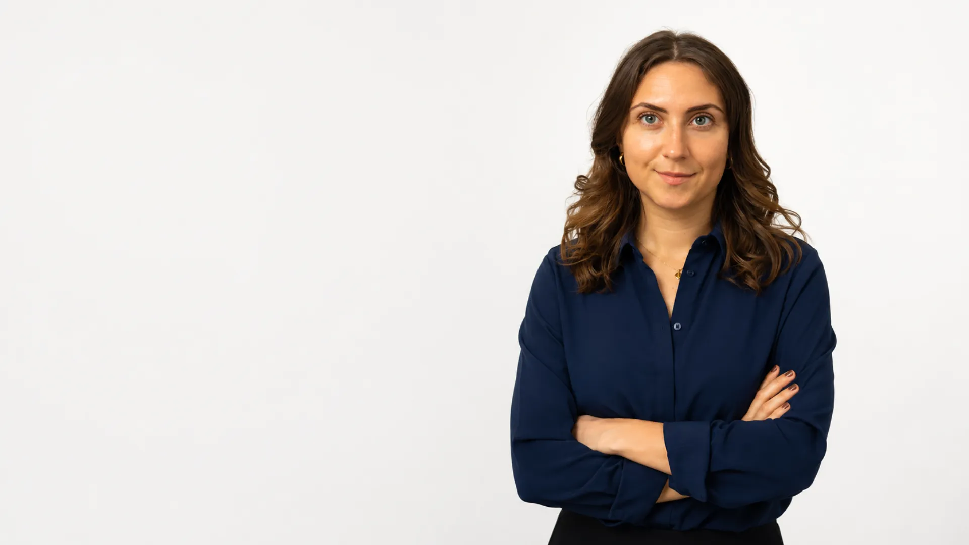 Lea Reinhart, Beraterin für menschzentrierte KI-Transformation, mit verschränkten Armen