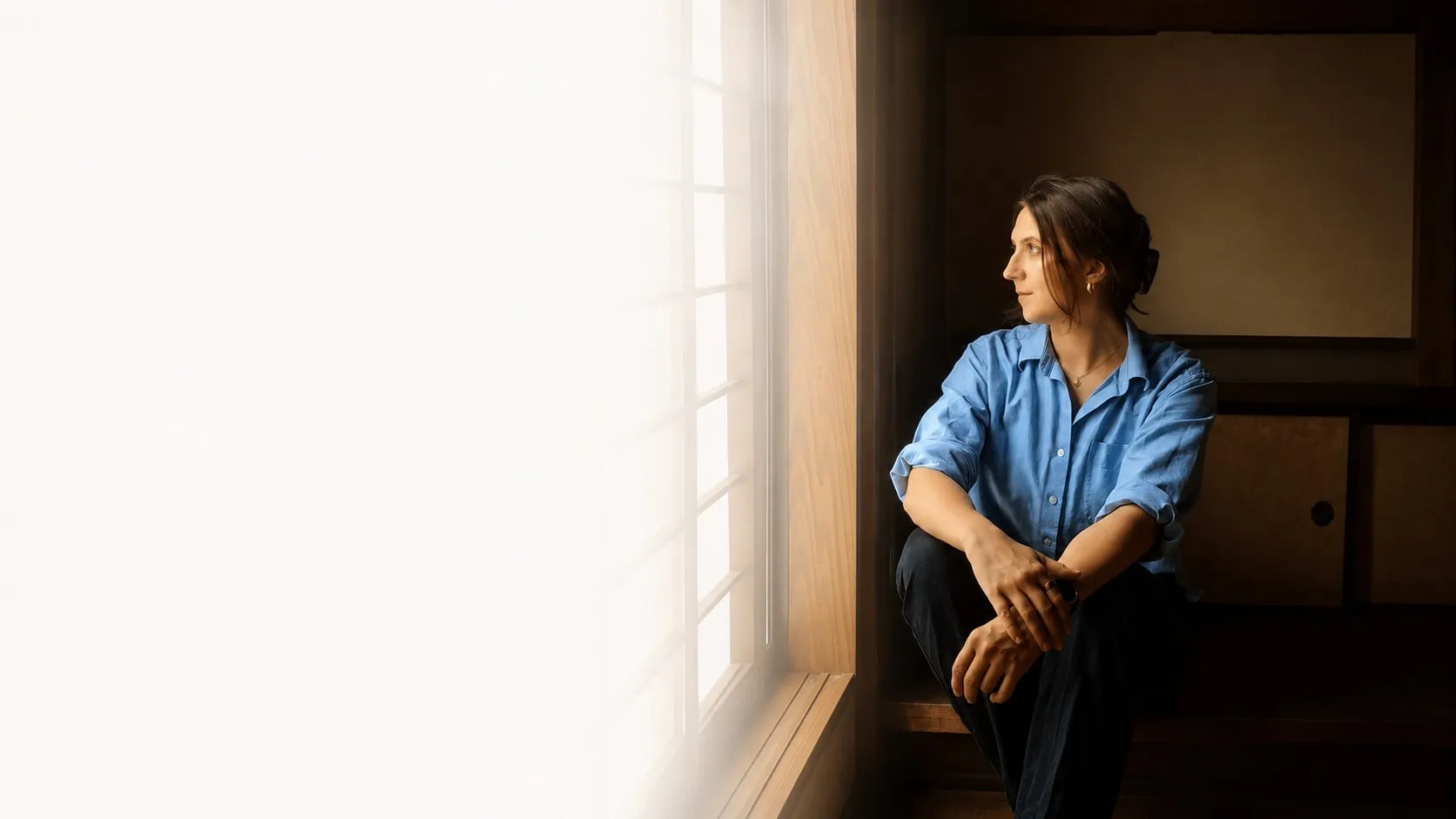 Lea Reinhart in nachdenklicher Pose am Fenster