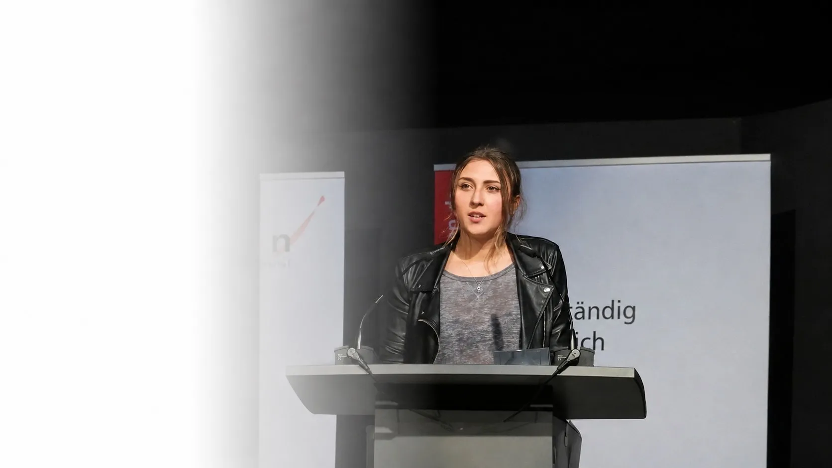 Lea Reinhart bei einem Vortrag am Rednerpult